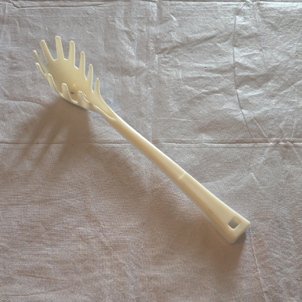 Travco VTG Plastic‎ Spaghetti Server Cream 11" Made in Hong Kong